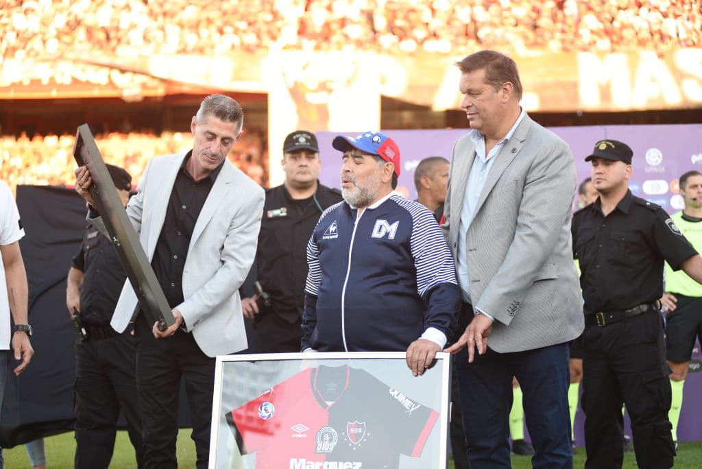 Sigue la fiebre maradoniana por el futbol argentino. En Rosario reciben como 'Dios' a Diego Armando Maradona. Gimnasia venció 0-4 a Newell's.