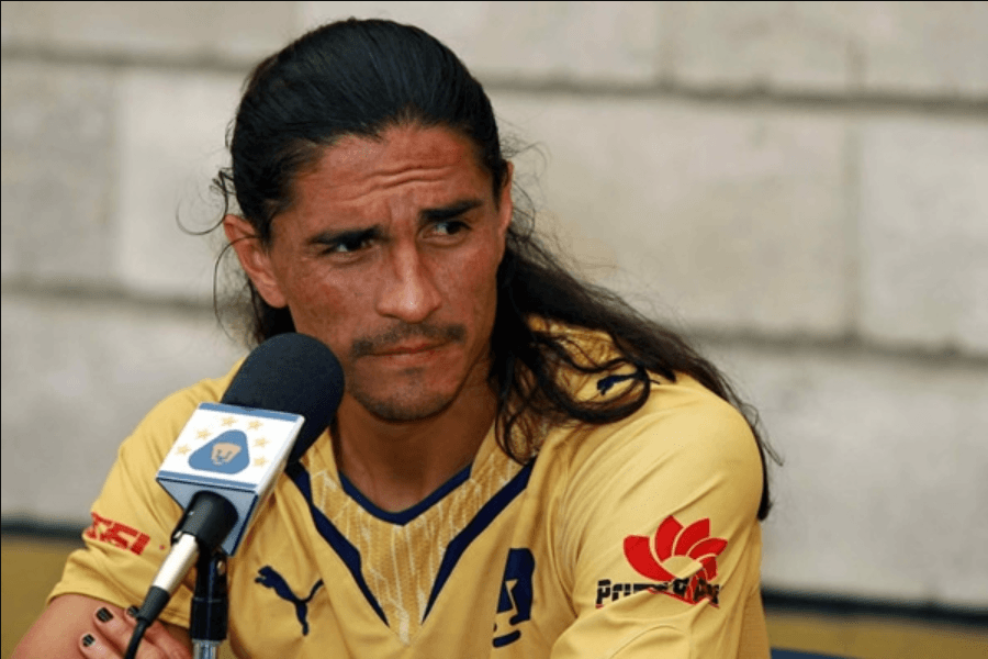 Francisco Palencia con su look dark y su larga cabellera.