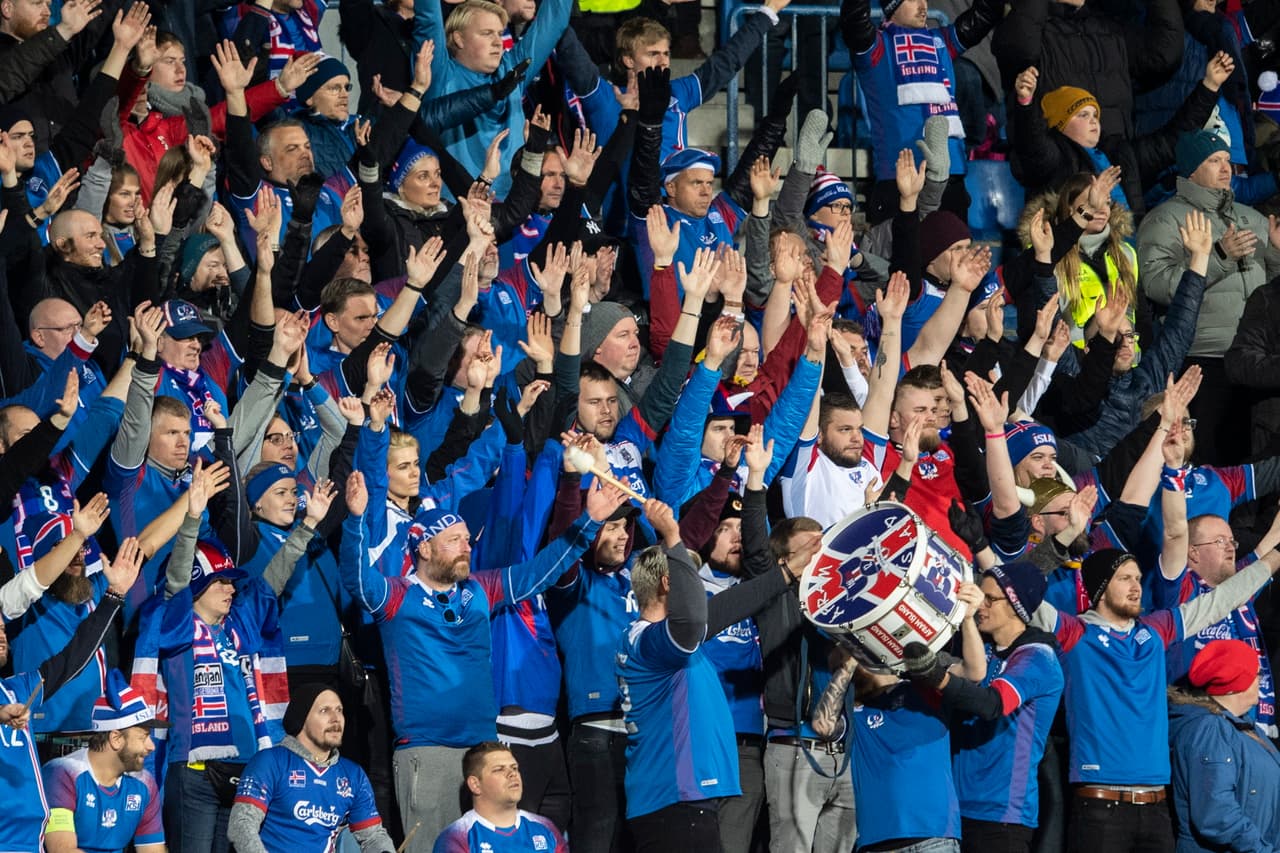Un inminente descenso de Islandia a la Liga B se viene pero eso no impidió a su fiel afición hacer el famoso ritual al final de los partidos de los vikingos.