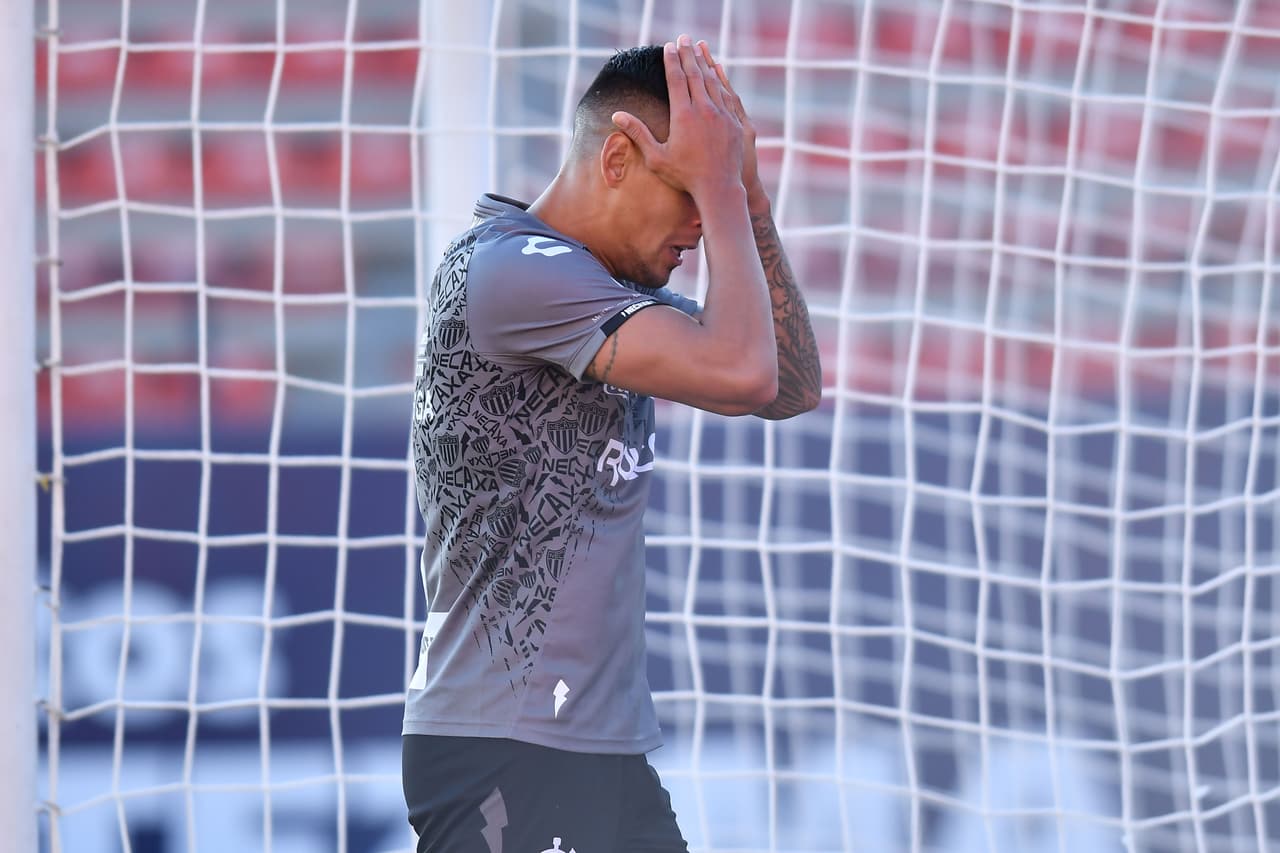 El delantero se toma muy serio su trabajo por lo que cada vez que comete un error este se lamenta.