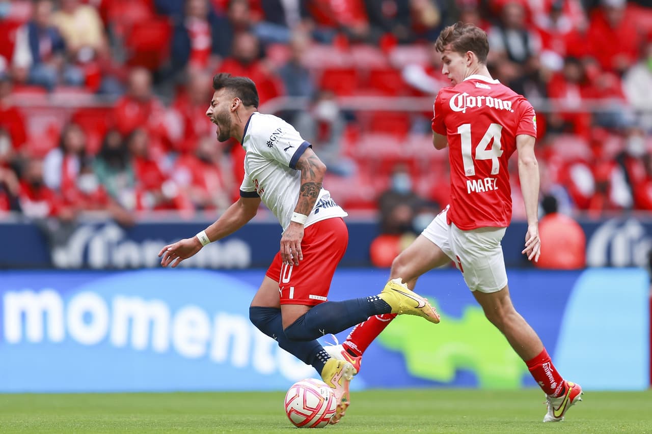 Toluca y las Chivas dividen puntos en un partido con emociones y polémica arbitral.