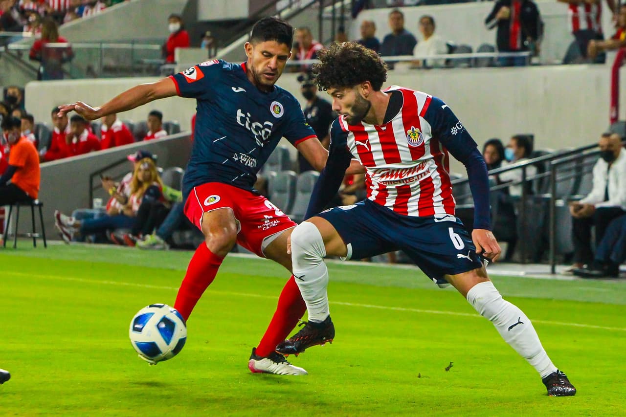 Al 23', Chivas tuvo la primera de peligro en los pies de César Huerta, quien elaboró una jugada individual para sacar un zapatazo que pasó cerca del arco rival.