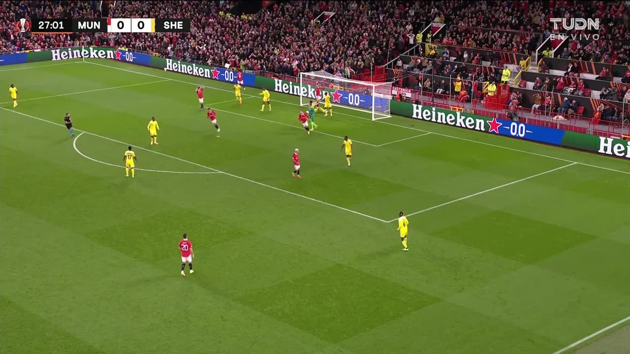 ¡TIRO ATAJADO! disparo por Cristiano Ronaldo.