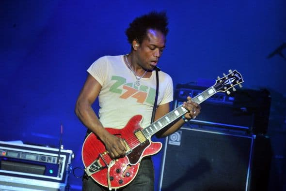 Capitain Kirk Douglas sacando los mejores sonidos a su guitarra.