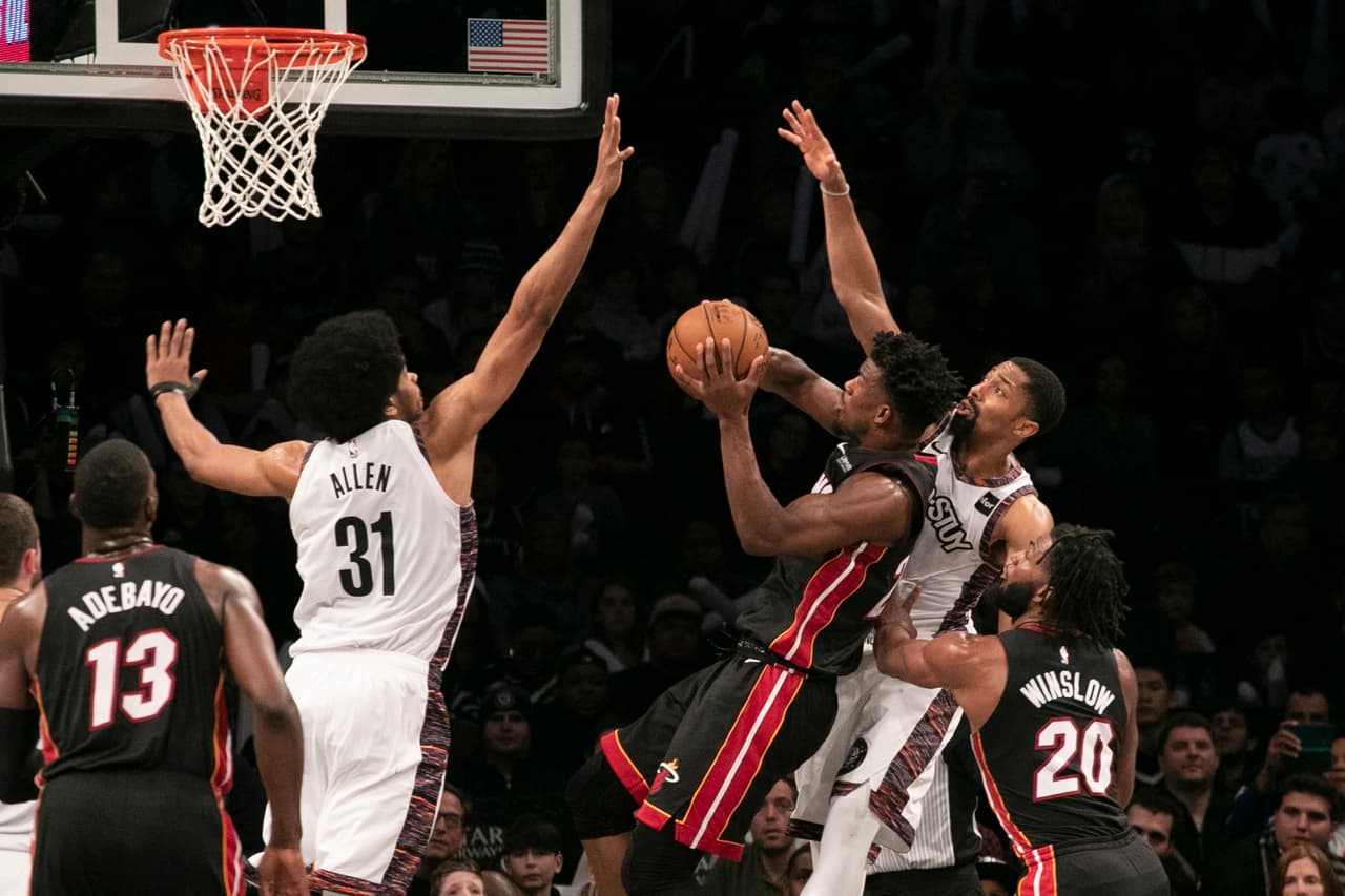 Jimmy Butler es rodeado por la defensa de los Nets. El triunfo es para el Miami Heat 109-106 sobre los Brooklyn Nets.