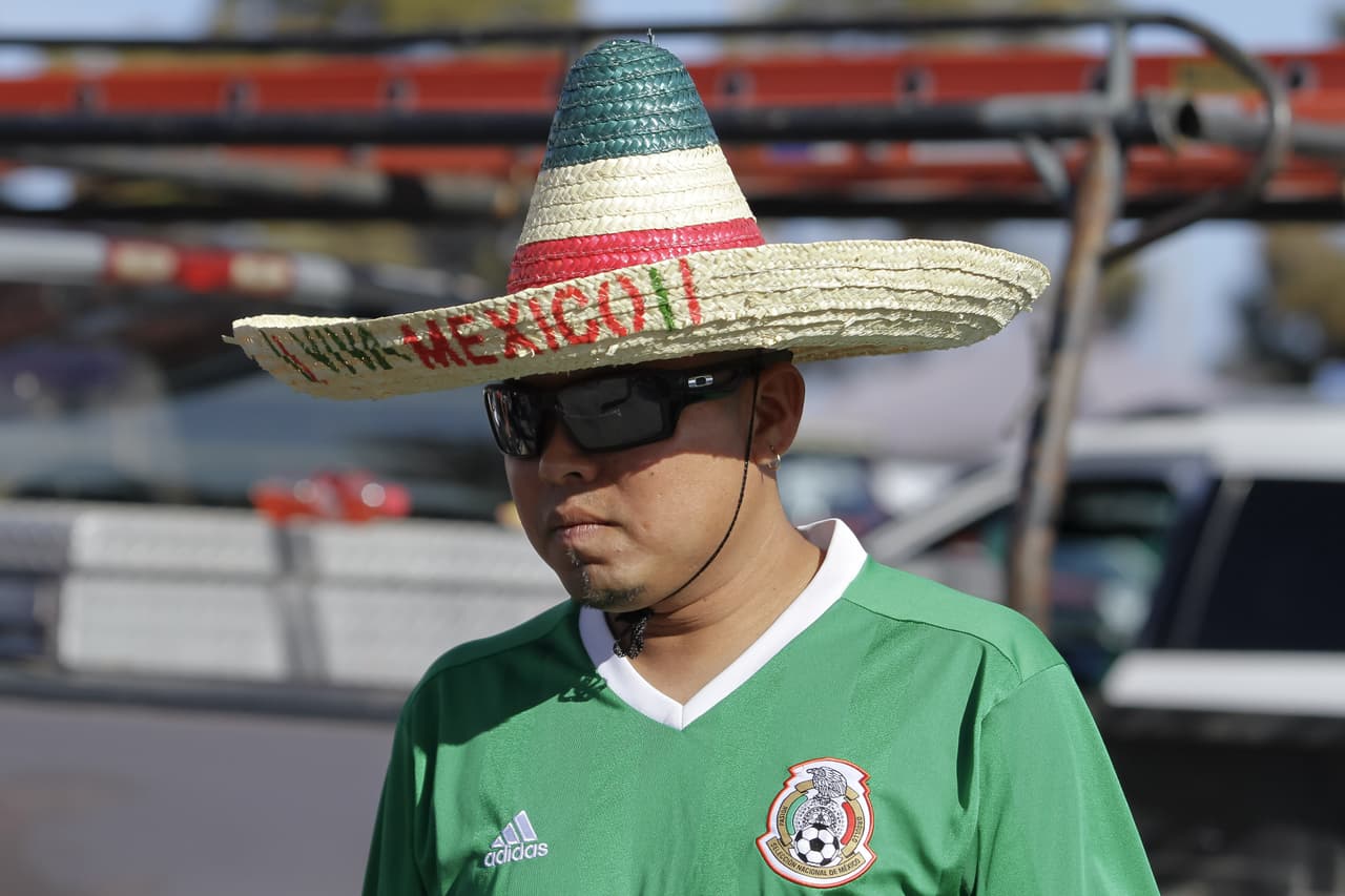 Los aficionados mexicanos viven con optimismo la antesala del juego del Tri contra Chile en San Diego, donde comenzará la era de Gerardo Martino como técnico.