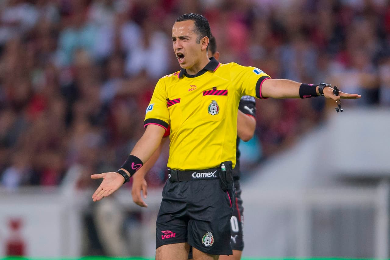 El árbitro del encuentro, Eduardo Galván tuvo un partido tranquilo. Sólo mostró par de tarjetas amarillas, una por equipo.