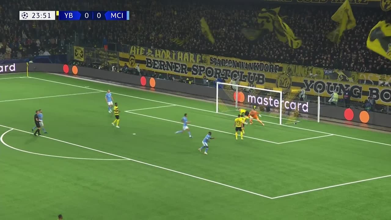 ¡TIRO ATAJADO! disparo por Jérémy Doku.