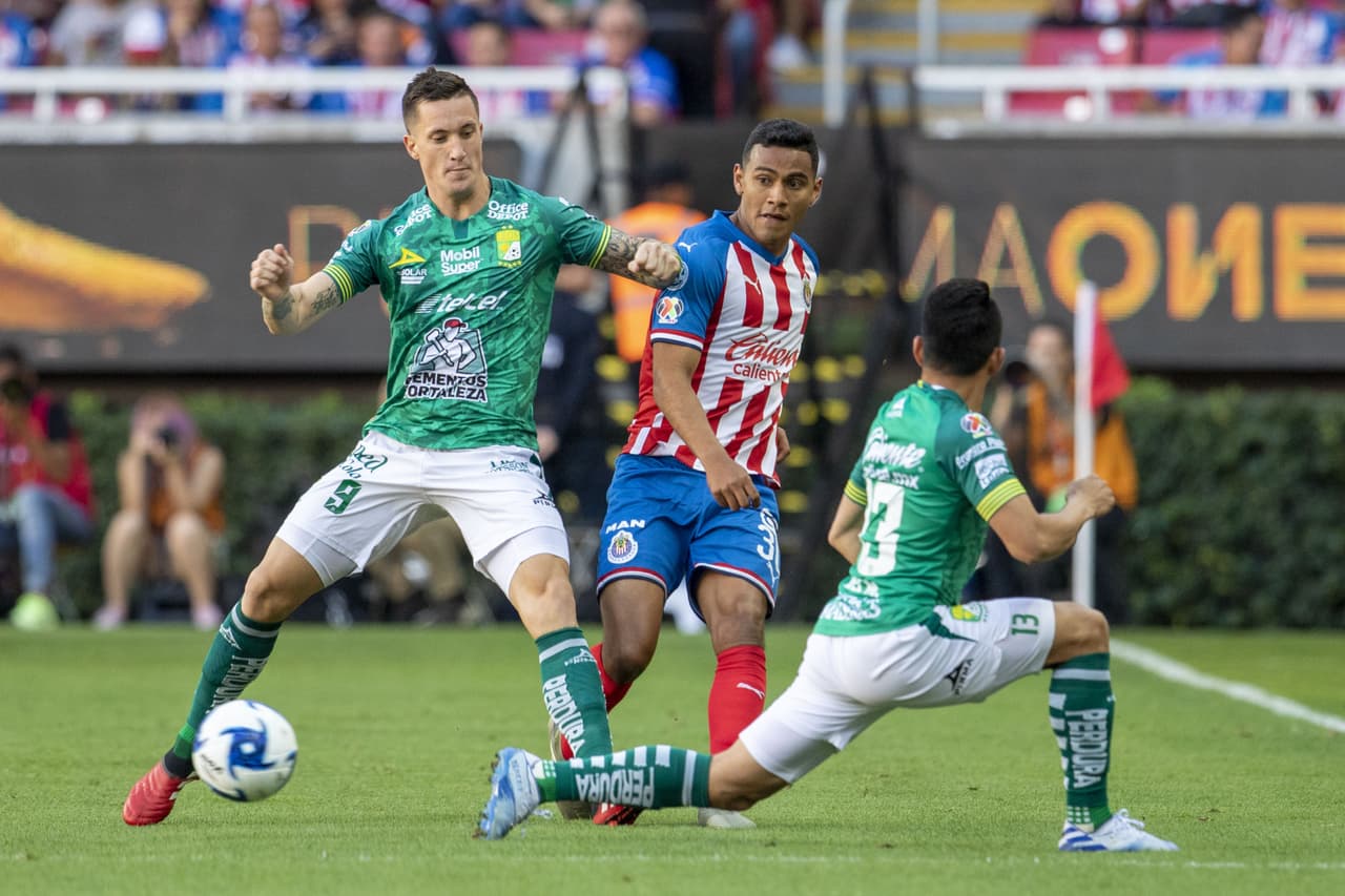 Chivas recupera el buen momento tras vencer con autoridad 2-0 a León y apunta al Clásico Tapatío ante Atlas.