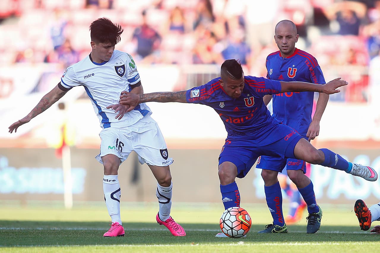 El joven chileno Víctor Dávila (Huachipato - izquierda de blanco) parece ser objetivo del Necaxa, en busca de renovar su plantilla.