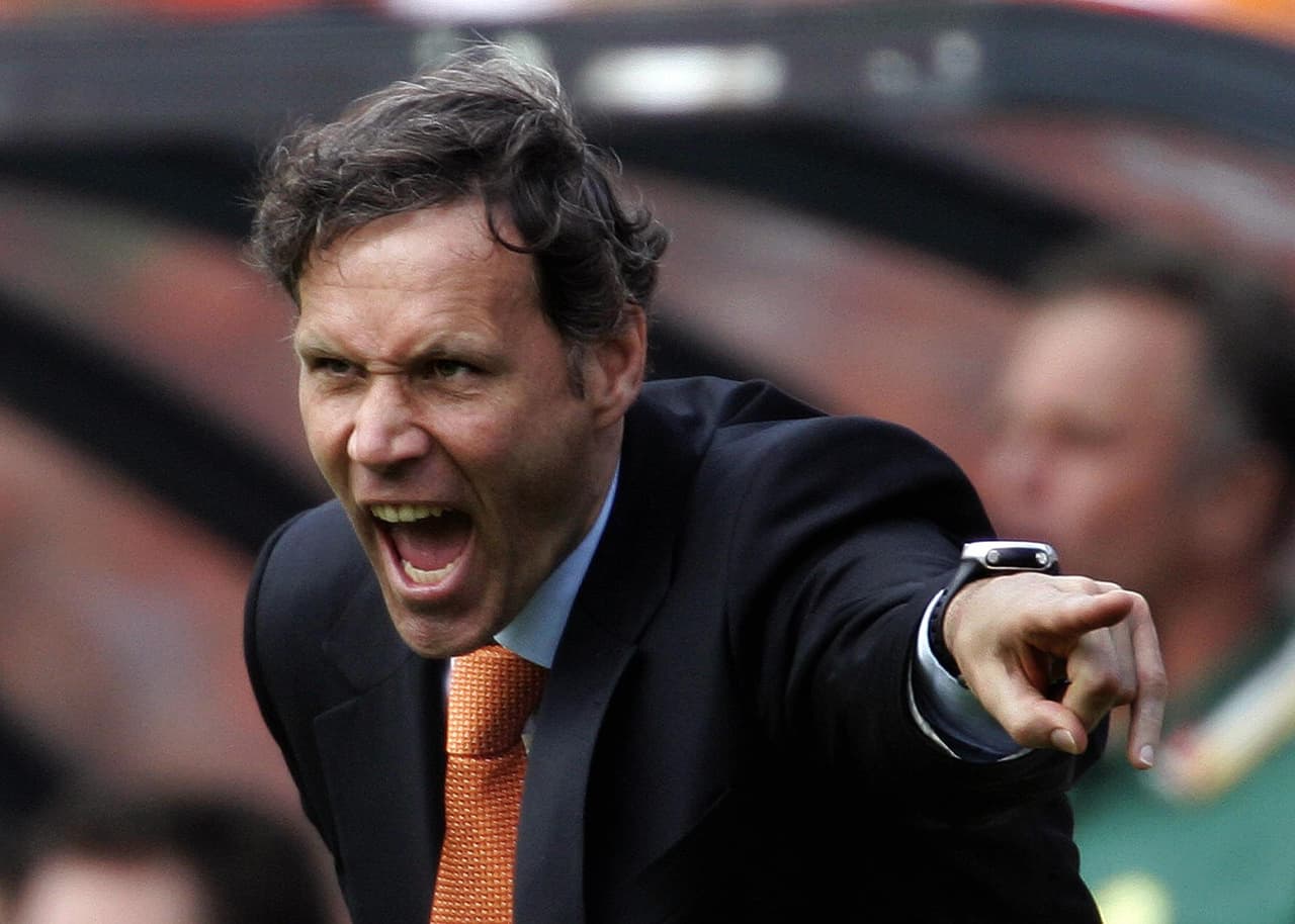 Tras dirigir al AZ Alkmaar, Van Basten terminó su carrera como entrenador en 2014: 'Ser técnico me causó problemas físicos y mentales, así que prefiero ser asistente auxiliar.'