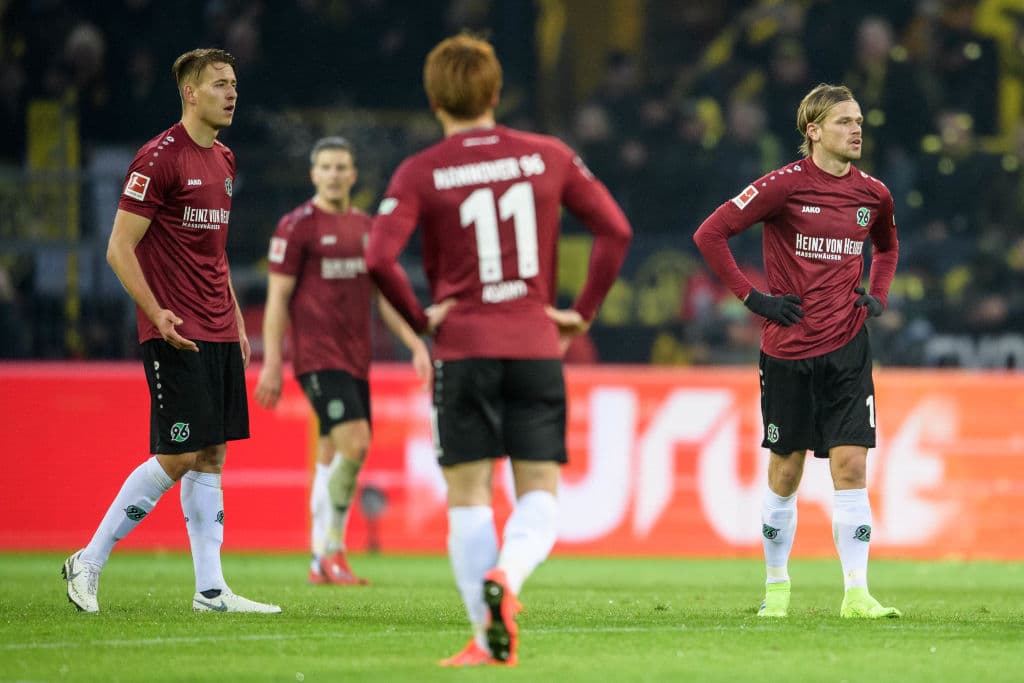 El Hannover 96 culminó en el puesto 17 una pésima campaña en la Bundesliga al sumar 21 unidades y ganar solo cinco partidos para perder la categoría y jugar en la 2Bundesliga.