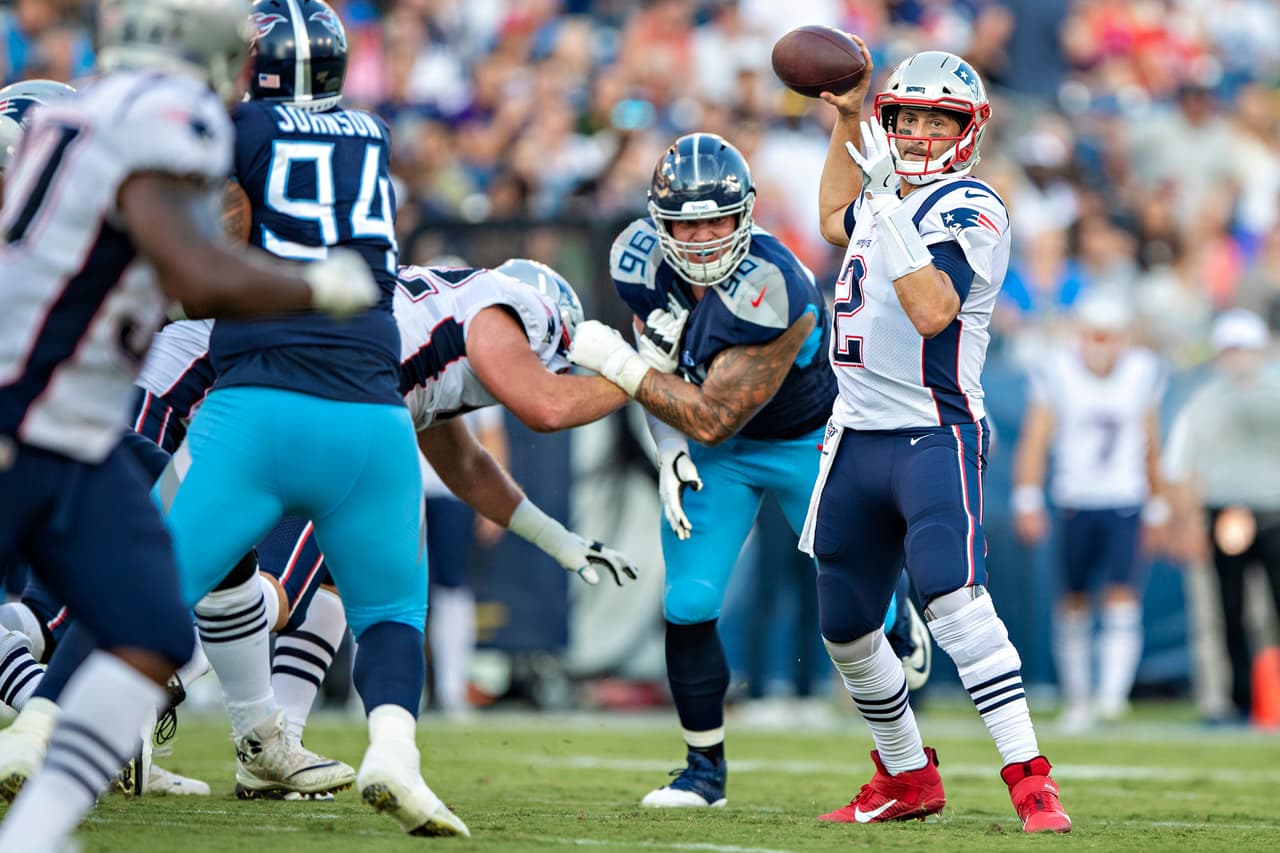 Bill Belichick y todo el staff de los Patriots vuelven a recurrir a Hoyer como el QB emergente, aunque no sabemos si esta vez logre hacerse de la titularidad, sea el sustituto del joven de segundo año, Jarrett Stidham o parta antes de lo planeado.