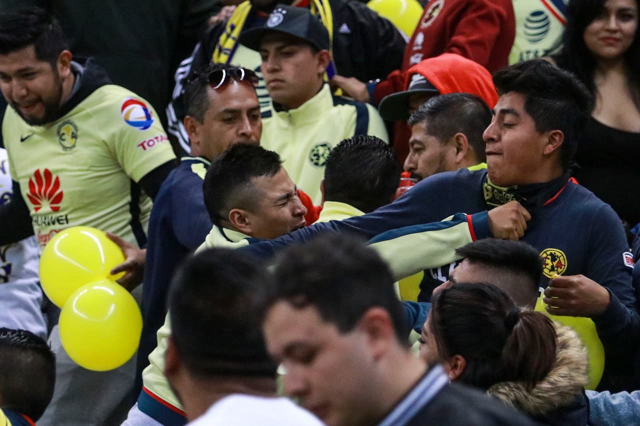 Se desconocen los motivos de esta pelea en las tribunas, pero por fortuna no hubo heridos de gravedad.