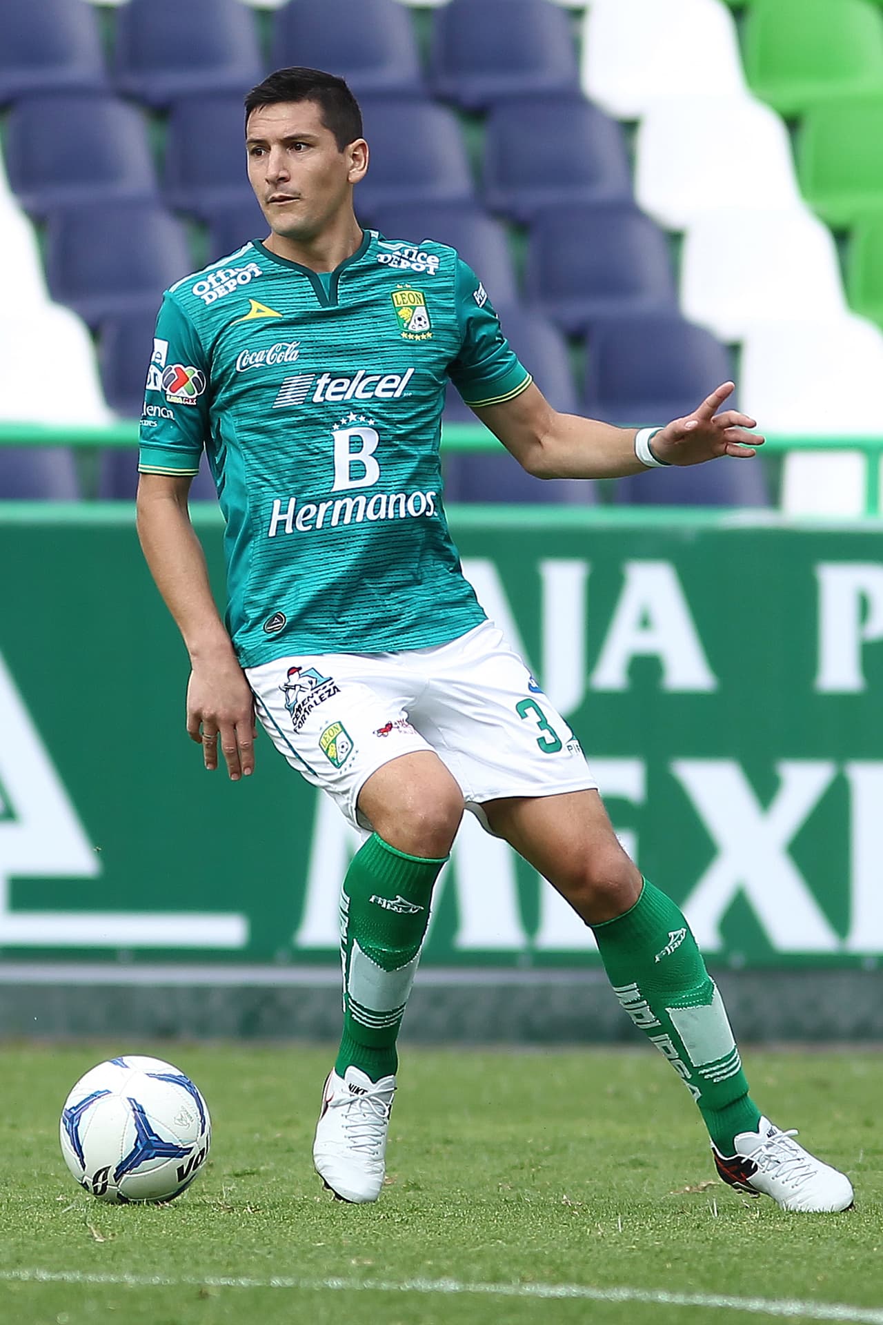 Un jugador del León se hace presente en el 11 ideal, se trata de Guillermo Burdisso, sus 38 puntos lo ponen como el segundo mejor defensor del Fantasy, su valor es de $5.3 millones.