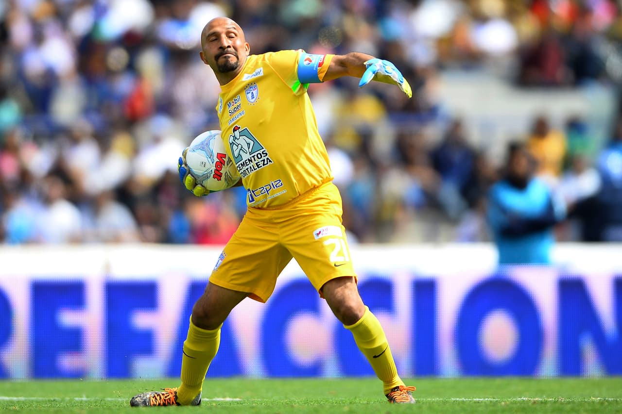 PORTERO.- El mejor portero hasta el momento y que continua manteniéndose en la primera posición es Óscar "Conejo" Pérez, quien acumula 35 puntos y su valor en el UD Fantasy es de $5.4 millones.