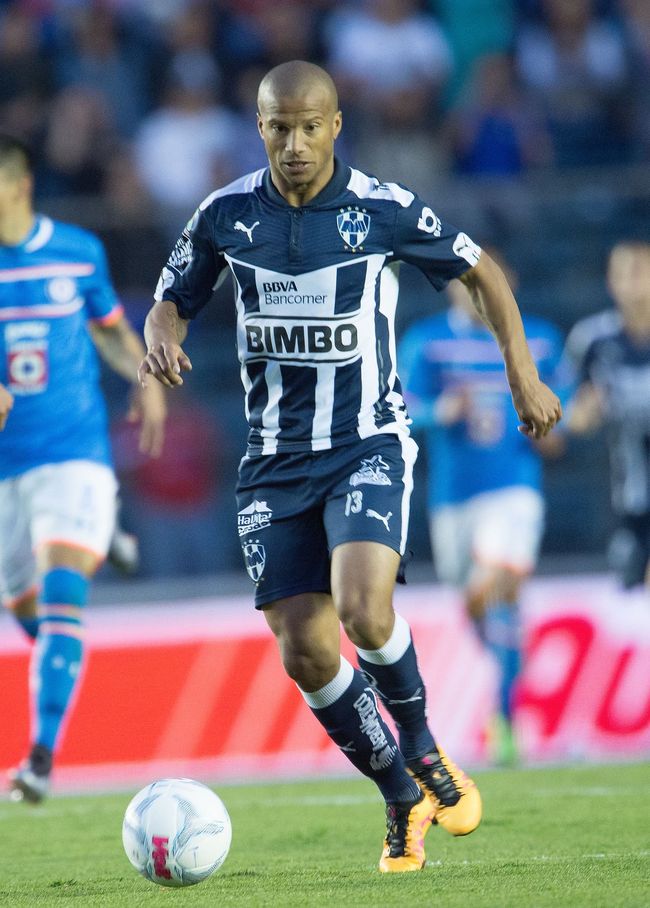 MEDIOS - El mejor mediocampista del C2016 y el segundo mejor jugador de todo el Fantasy hasta el momento es Carlos Sánchez, de Monterrey, quien en sus partidos ha destacado por anotar goles, hasta el momento acumula 62 puntos, mientras que su valor es de $8.7 millones.