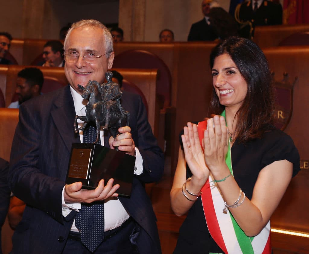 Los jugadores de la Lazio fueron recibidos en el Capitolio por la alcaldesa de la ciuda de Roma, la señora Virginia Raggi, para homenajear al equipo de la capital italiana por su éxito del pasado 15 de junio, cuando conquistaron la edición 2019 de la Coppa Italia, al vencer 2-0 al Atalanta y con lo que se clasificaron a la fase de grupos de la UEFA Europa League 2019-20. Además de la alcaldesa Raggi, estuvieron el presidente del equipo, Claudio Lotito, el técnico Simone Inzaghi, y todos los jugadores de la plantilla de las Águilas. Incluso hasta la emplumada mascota estuvo presente.