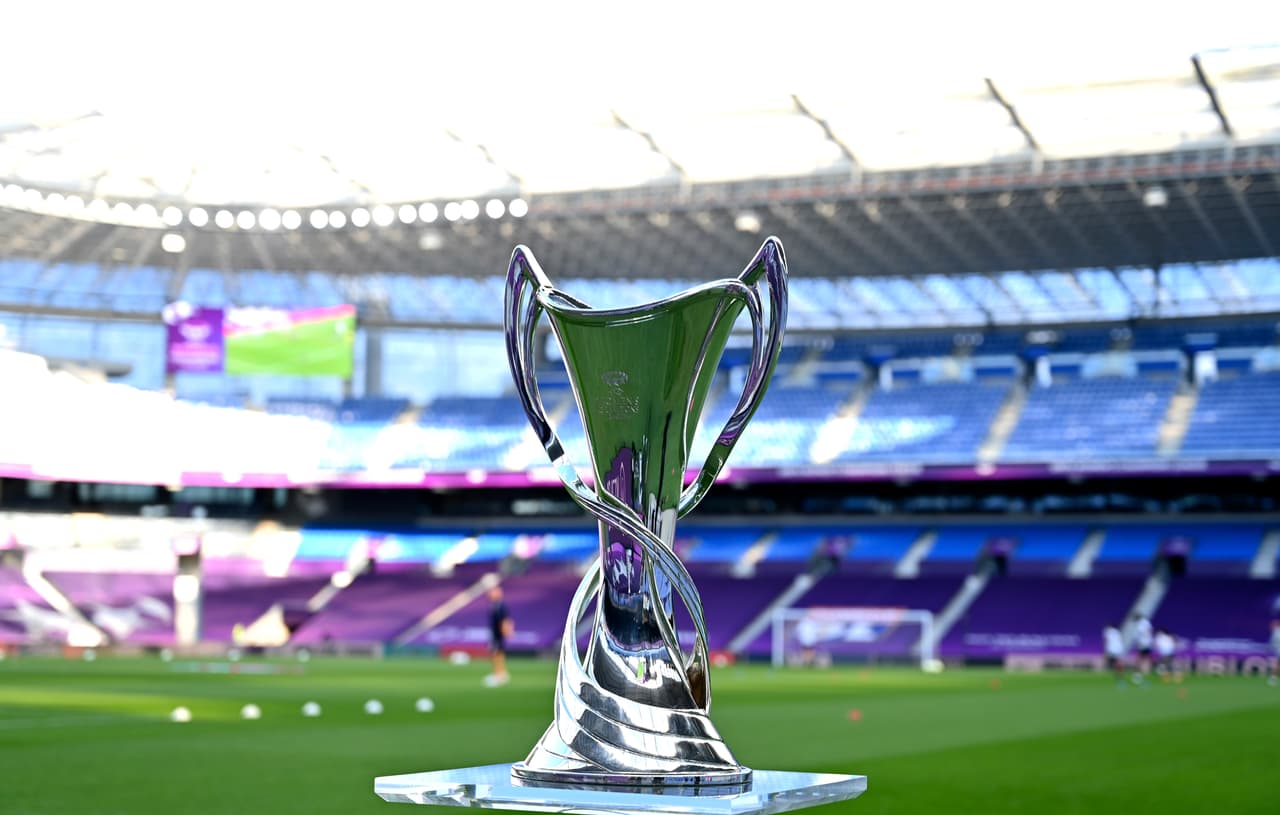 El trofeo de la Champions League femenil entre el WOlfsburg y el Lyon en el Estadio Anoeta en San Sebastián, España.