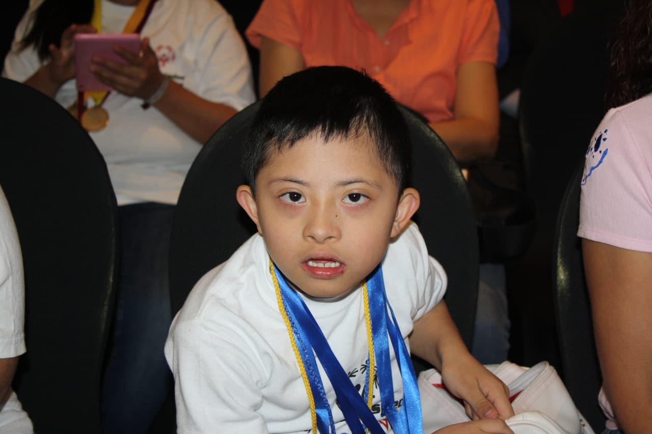 Un total de 20 atletas de Olimpiadas Especiales México que entrenan y compiten en diferentes deportes fueron reconocidos por actuales y ex jugadores de Pittsburgh durante el Steelers Football Camp 2016.