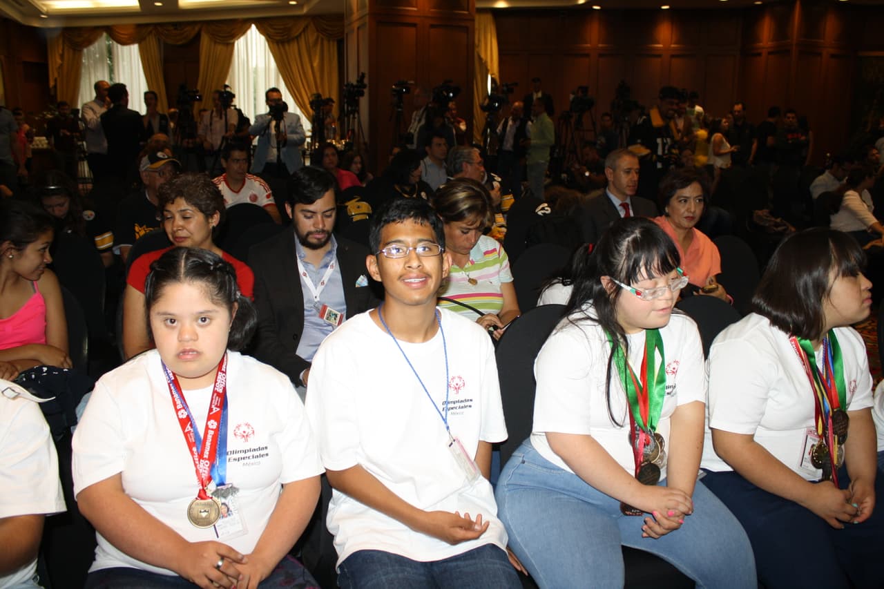 Un total de 20 atletas de Olimpiadas Especiales México que entrenan y compiten en diferentes deportes fueron reconocidos por actuales y ex jugadores de Pittsburgh durante el Steelers Football Camp 2016.