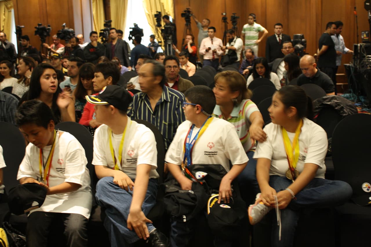 Un total de 20 atletas de Olimpiadas Especiales México que entrenan y compiten en diferentes deportes fueron reconocidos por actuales y ex jugadores de Pittsburgh durante el Steelers Football Camp 2016.