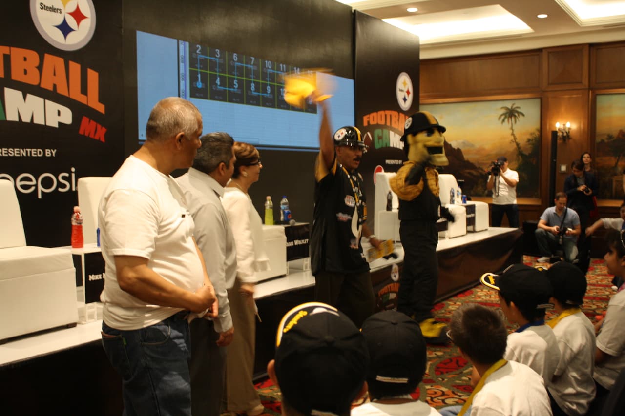 Un total de 20 atletas de Olimpiadas Especiales México que entrenan y compiten en diferentes deportes fueron reconocidos por actuales y ex jugadores de Pittsburgh durante el Steelers Football Camp 2016.