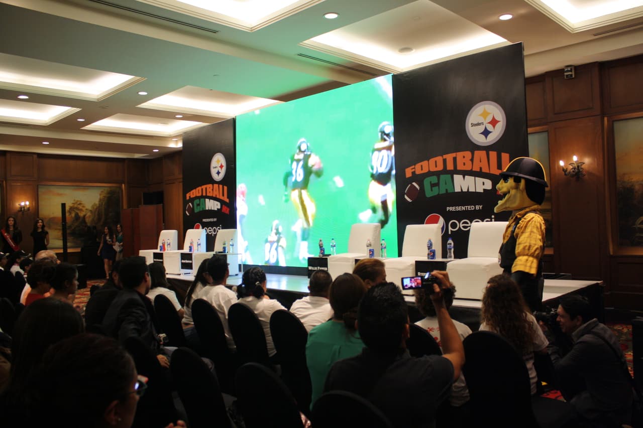 Un total de 20 atletas de Olimpiadas Especiales México que entrenan y compiten en diferentes deportes fueron reconocidos por actuales y ex jugadores de Pittsburgh durante el Steelers Football Camp 2016.