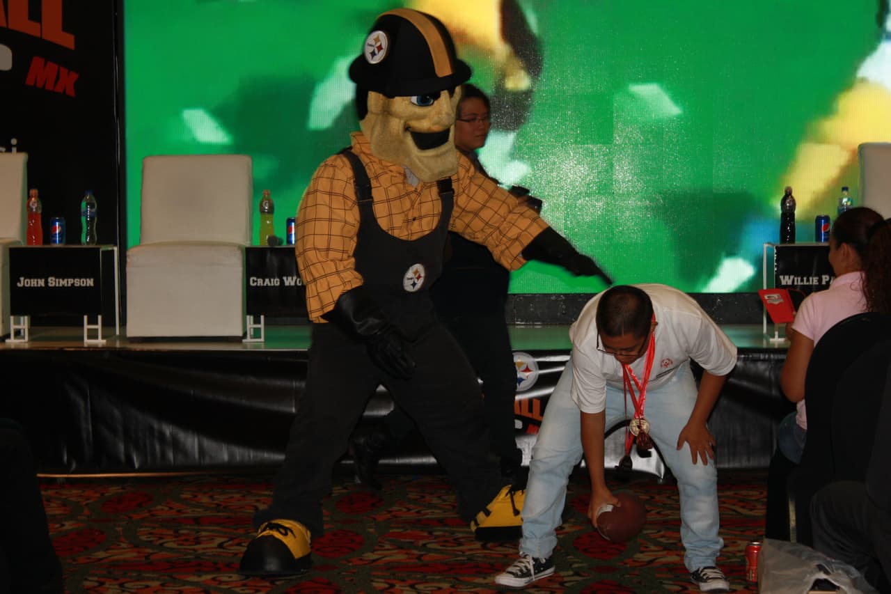 Un total de 20 atletas de Olimpiadas Especiales México que entrenan y compiten en diferentes deportes fueron reconocidos por actuales y ex jugadores de Pittsburgh durante el Steelers Football Camp 2016.