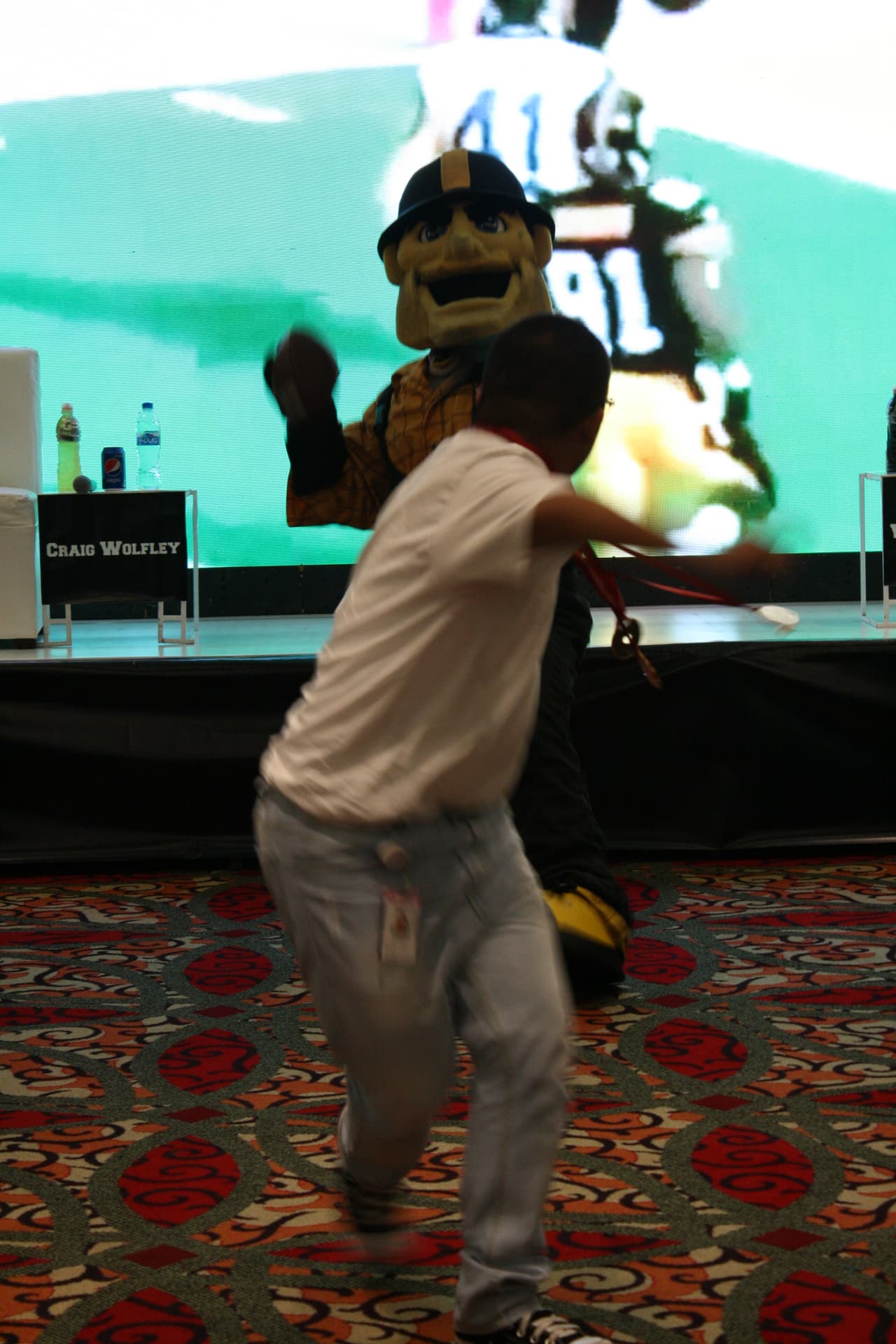 Un total de 20 atletas de Olimpiadas Especiales México que entrenan y compiten en diferentes deportes fueron reconocidos por actuales y ex jugadores de Pittsburgh durante el Steelers Football Camp 2016.