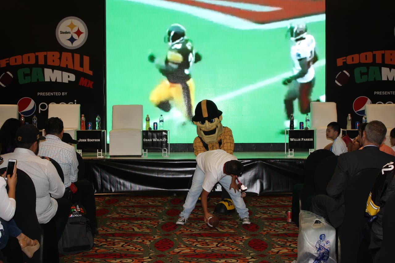 Un total de 20 atletas de Olimpiadas Especiales México que entrenan y compiten en diferentes deportes fueron reconocidos por actuales y ex jugadores de Pittsburgh durante el Steelers Football Camp 2016.