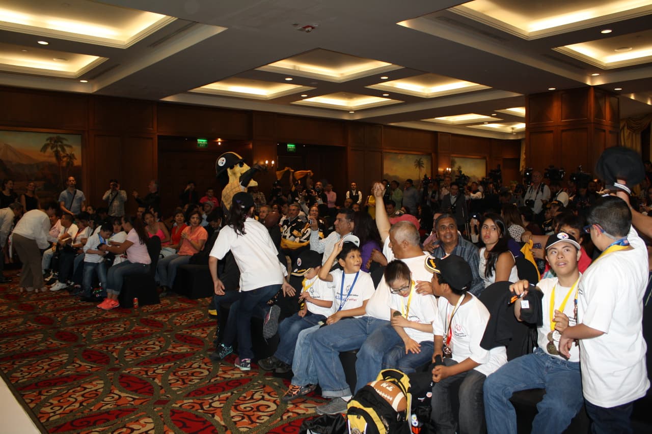 Un total de 20 atletas de Olimpiadas Especiales México que entrenan y compiten en diferentes deportes fueron reconocidos por actuales y ex jugadores de Pittsburgh durante el Steelers Football Camp 2016.