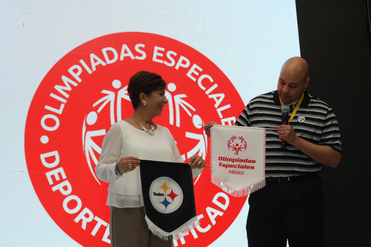 Un total de 20 atletas de Olimpiadas Especiales México que entrenan y compiten en diferentes deportes fueron reconocidos por actuales y ex jugadores de Pittsburgh durante el Steelers Football Camp 2016.