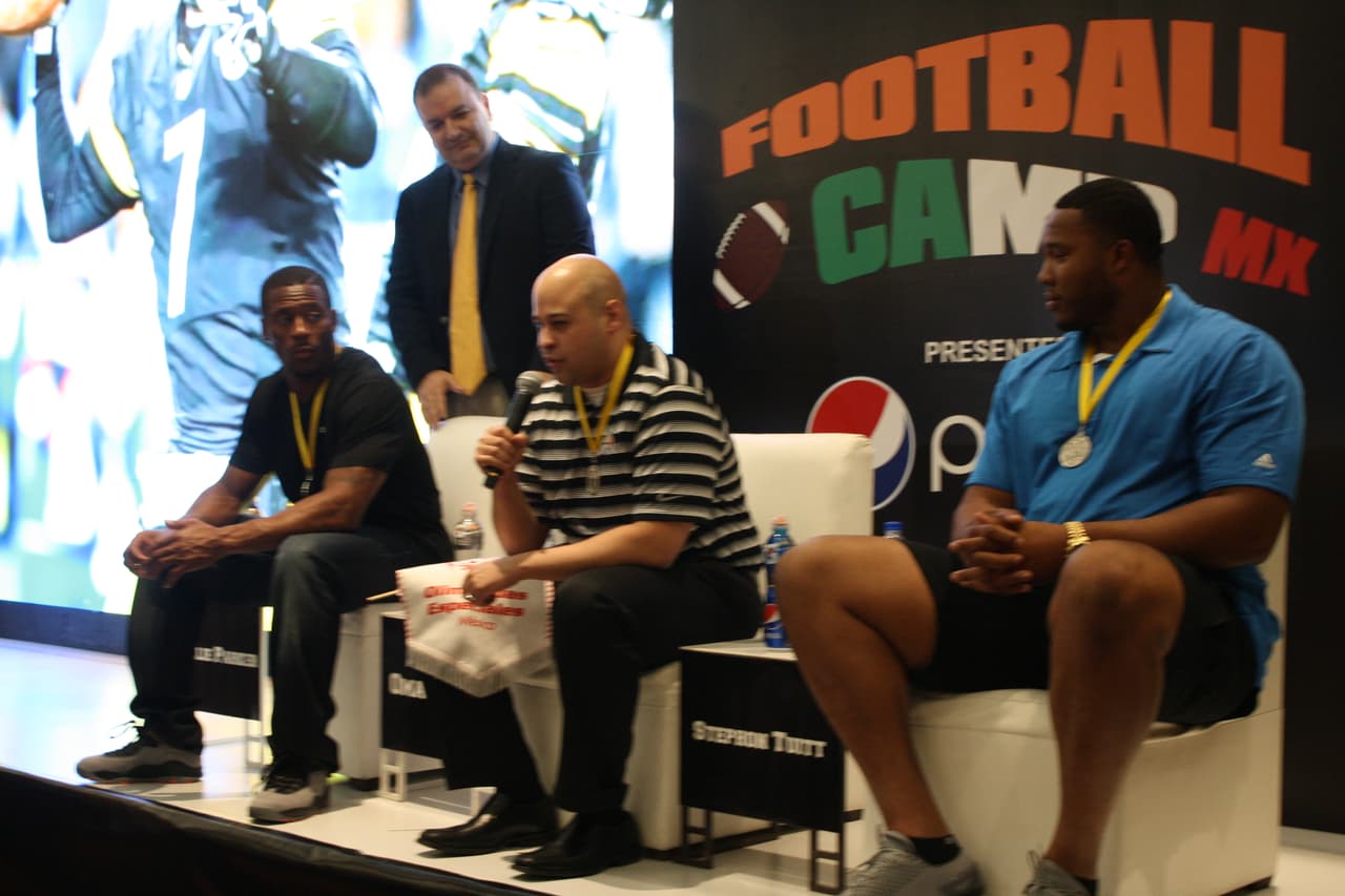 Un total de 20 atletas de Olimpiadas Especiales México que entrenan y compiten en diferentes deportes fueron reconocidos por actuales y ex jugadores de Pittsburgh durante el Steelers Football Camp 2016.