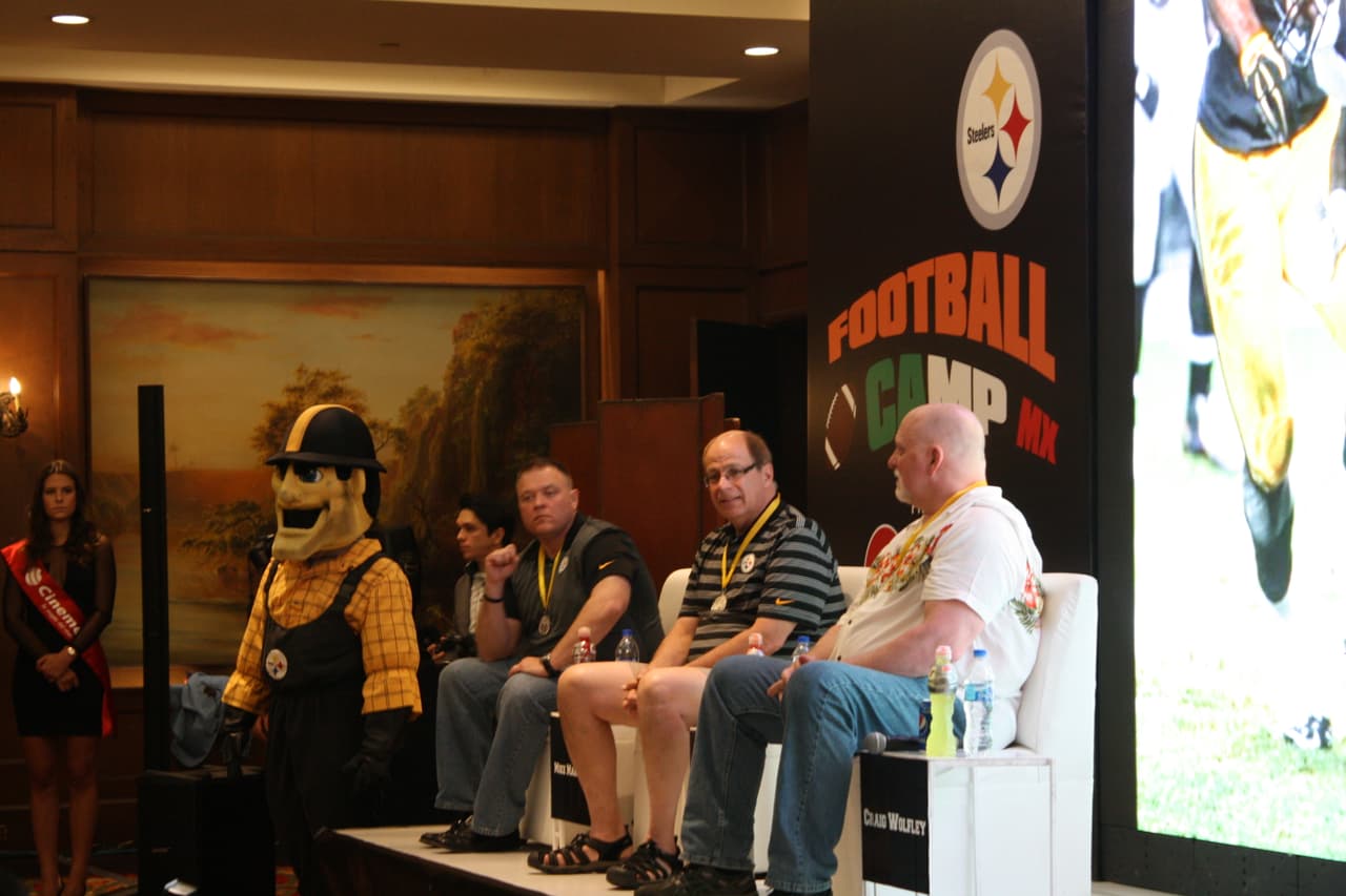 Un total de 20 atletas de Olimpiadas Especiales México que entrenan y compiten en diferentes deportes fueron reconocidos por actuales y ex jugadores de Pittsburgh durante el Steelers Football Camp 2016.