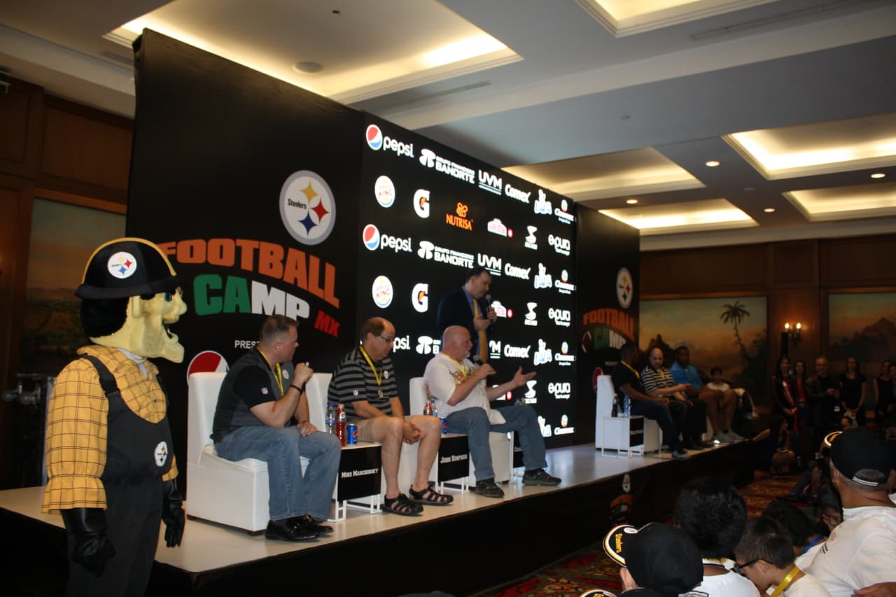 Un total de 20 atletas de Olimpiadas Especiales México que entrenan y compiten en diferentes deportes fueron reconocidos por actuales y ex jugadores de Pittsburgh durante el Steelers Football Camp 2016.