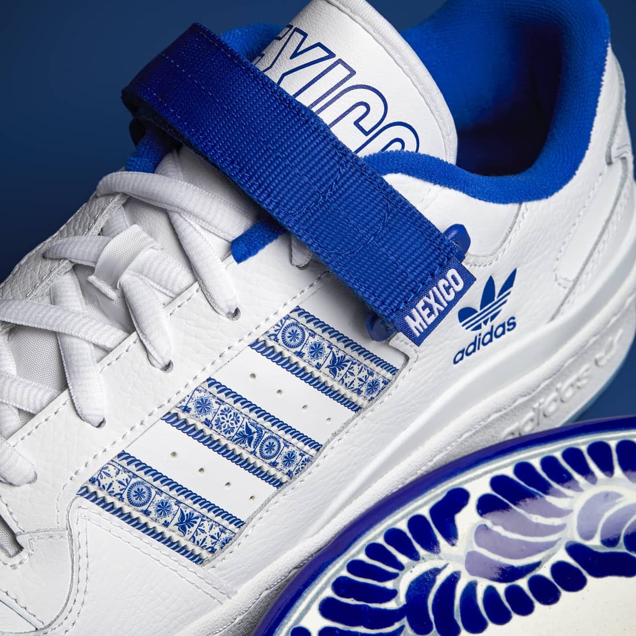 Este tenis es una representación visual de la Talavera en todo su esplendor.