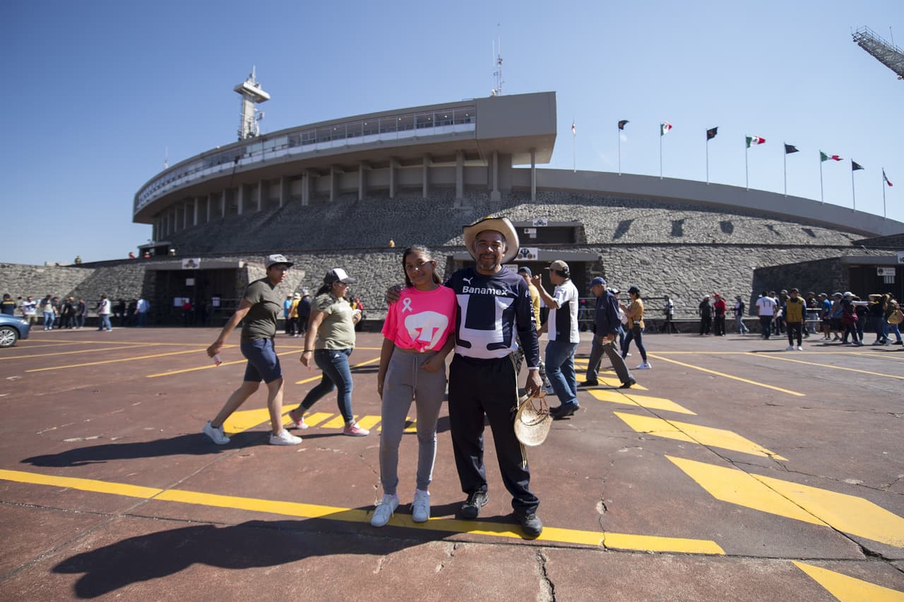 Los fanáticos de Pumas UNAM y América llegaron al estadio de Ciudad Universitaria con su colorido y alegría para una nueva edición del Clásico Capitalino en la Jornada 7 del Clausura 2019 en la Liga MX.