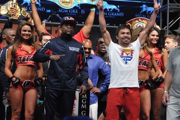 A nivel amateur Mayweather dejó un récord de 84-6. Ganó 4 veces los guantes de oro en EEUU, 3 veces guantes de oro en Michigan y fue Medallista de Bronce en Atlanta 1996. Como amateur Manny Pacquiao dejó un récord de 64-4 sin mayores logros.