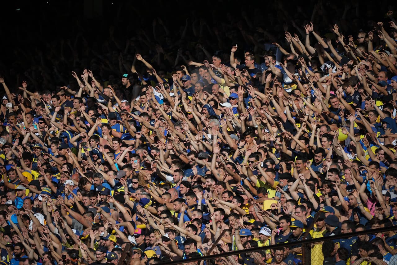 En el interior de La Bombonera se vive una de las máximas rivalidades del fútbol, Boca vs. River.