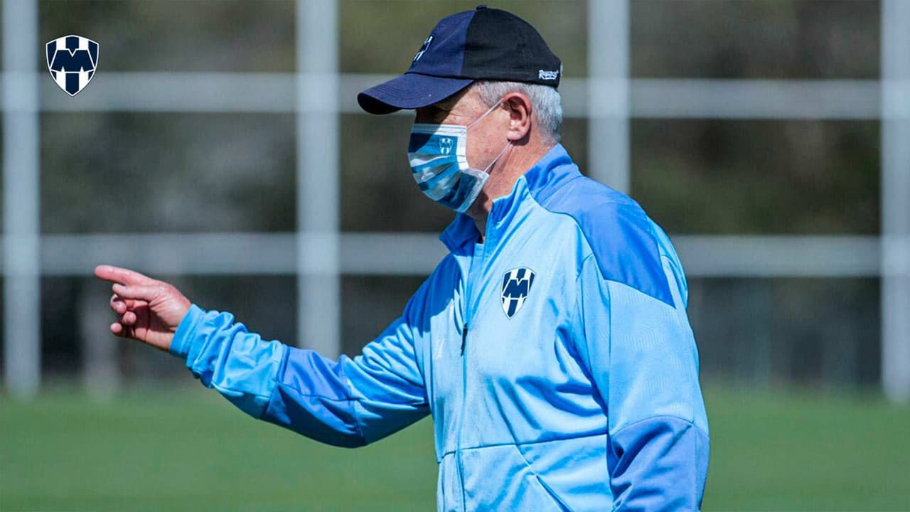 ¿Qué hizo Aguirre? Le quedan dos delanteros, pero entrena sin ellos