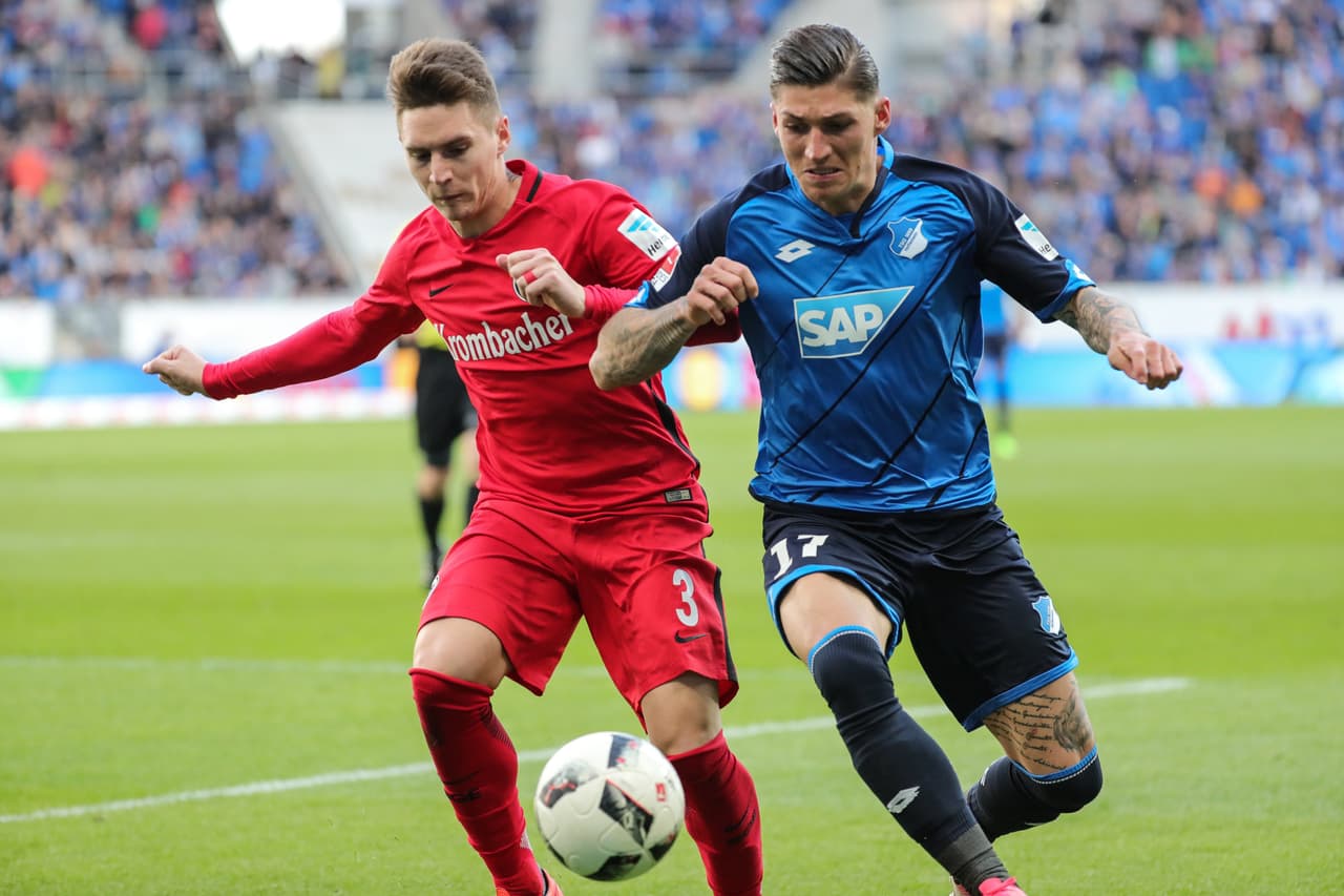 Guillermo Varela (Frankfurt) y Steven Zuber (Hoffenheim) luchando con vehemencia por la pelota.