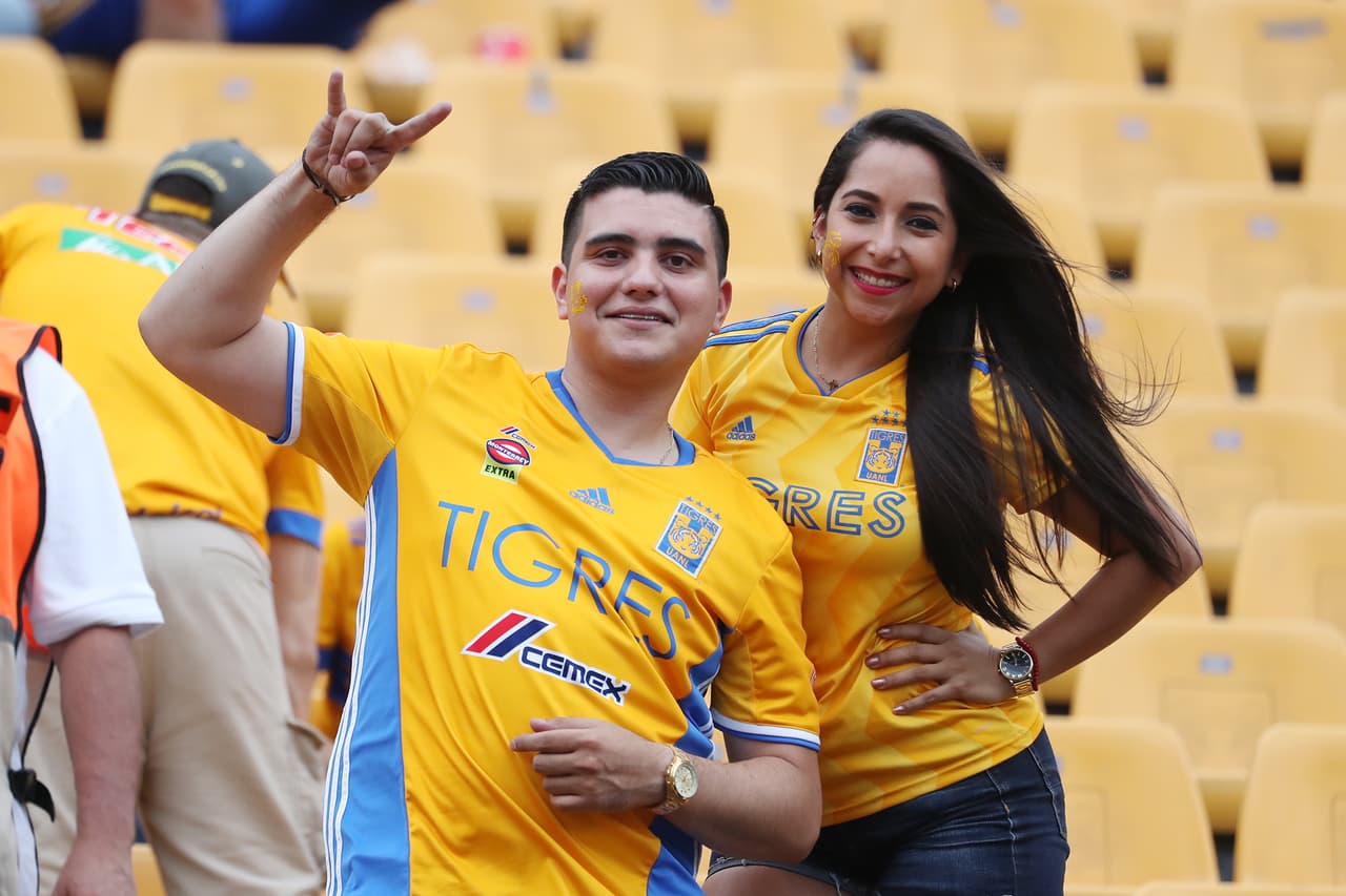 Aficionados de Tigres, mayoritariamente, y del León, tomaron por 'asalto' las inmediaciones del Estadio Universitario para atestiguar el juego de Ida de la Final del Clausura 2019 de la Liga MX en Monterrey. Se esmeraron y le pusieron un fantástico ambiente.