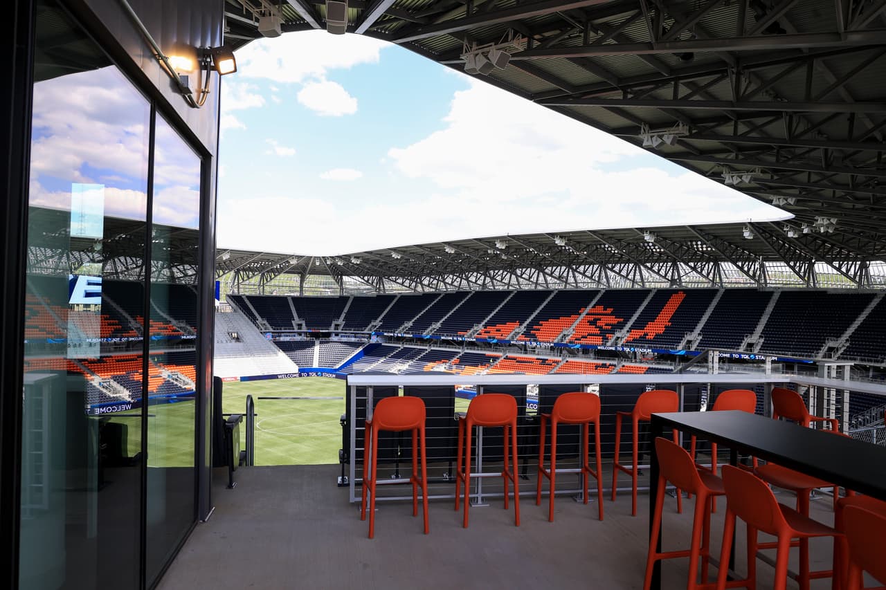 Los colores naranja y azul dominan la escena en todo el TQL Stadium.