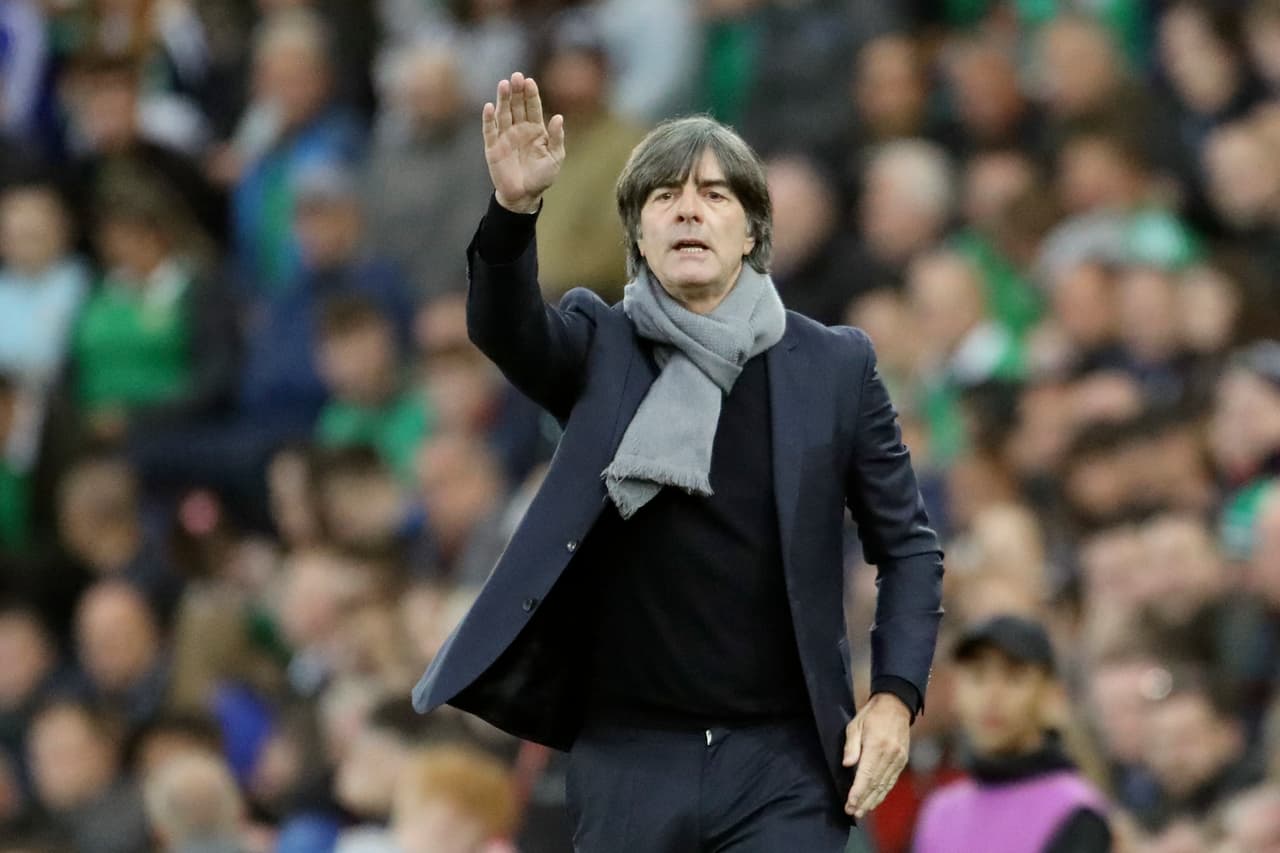 Joachim Löw da indicaciones a sus jugadores desde el área técnica.