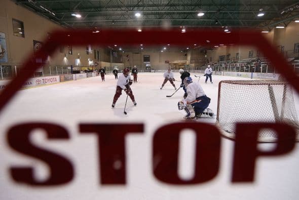 Tras varios intentos de negociación y acuerdos que duró varios meses ninguna de las partes quedó conforme con lo negociado y decidieron suspender la liga en el 2004, varios jugadores se fueron a Europa para mantenerse activos y en el 2005 se llegó a un acuerdo para tener liga.