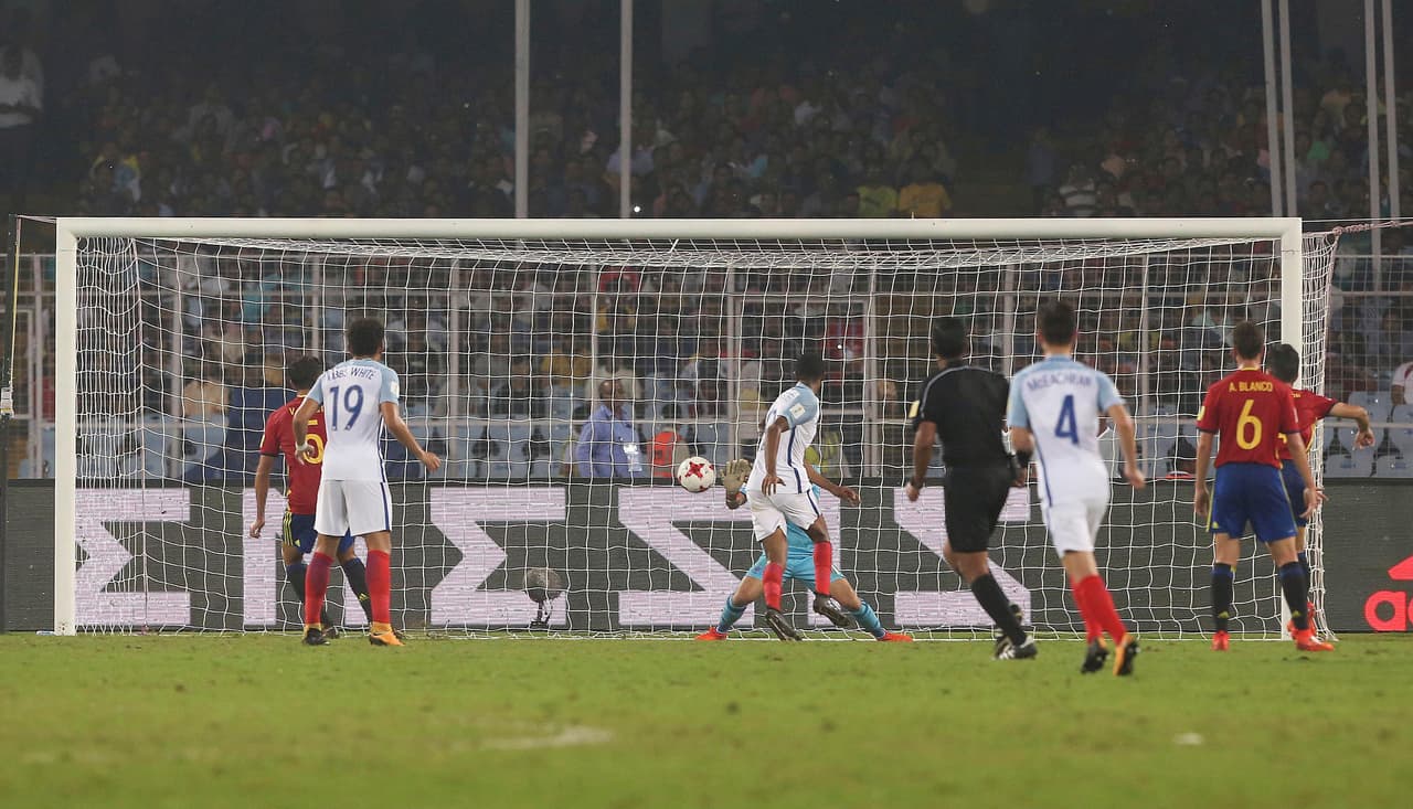 Sin embargo, antes de finalizar el primer tiempo, Brewster se encargó de acortar las distancias con este remate en el área.
