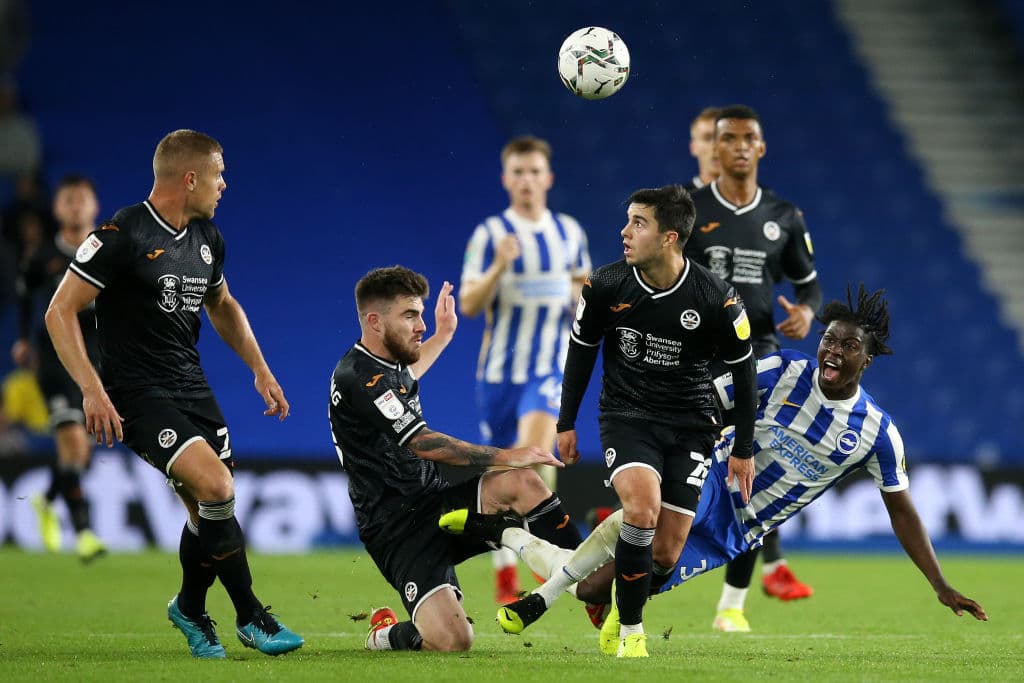 Con doblete de Aaron Connolly, Brighton and Hove Albion consigue su pase a Octavos de final de la Liga de la Inglesa tras derrotar a Swansea.