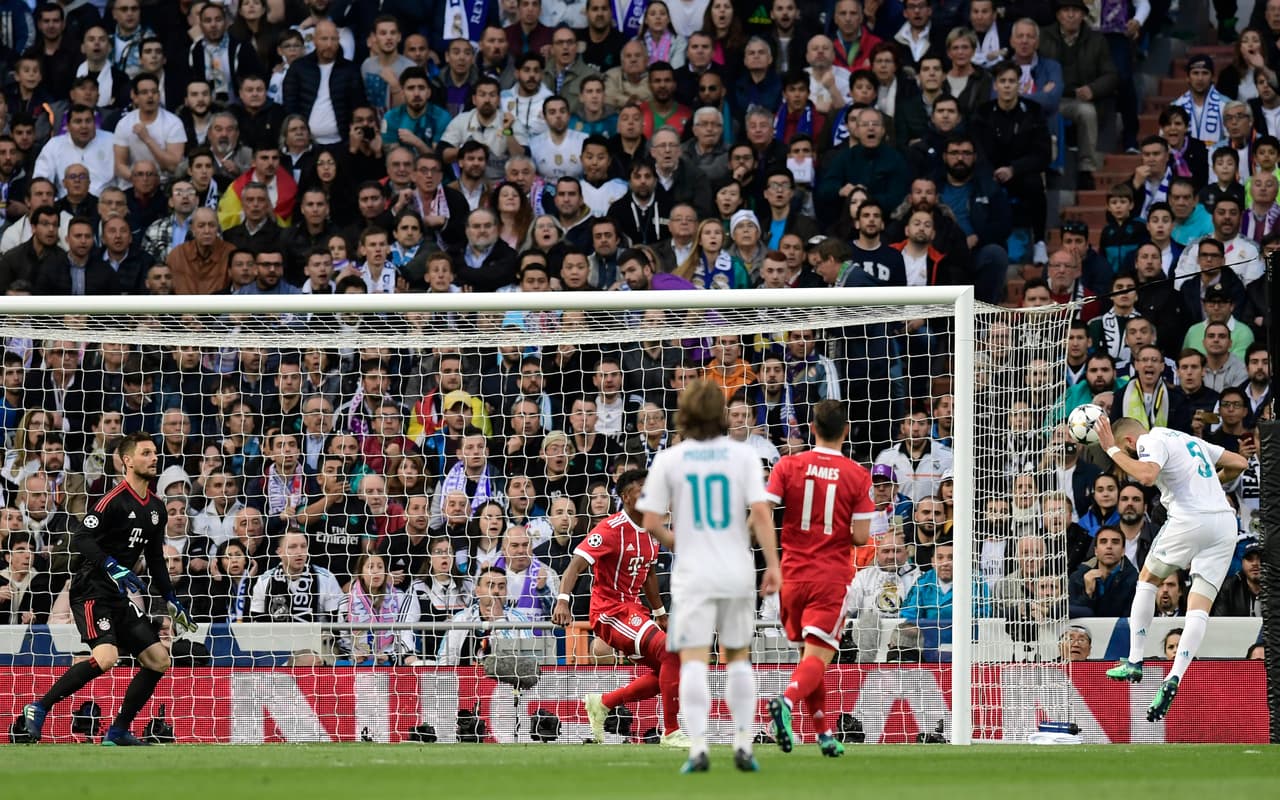 Real Madrid's French forward Karim Benzema (R) heads the ball to score a goal during the UEFA Champions League semi-final second leg football match between Real Madrid and Bayern Munich at the Santiago Bernabeu Stadium in Madrid on May 1, 2018. (Photo by JAVIER SORIANO / AFP) (Photo credit should read JAVIER SORIANO/AFP/Getty Images)