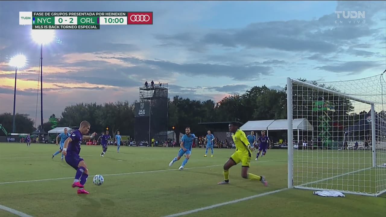 ¡Se adueña del juego! Chris Mueller se quita al portero y marca el 0-2